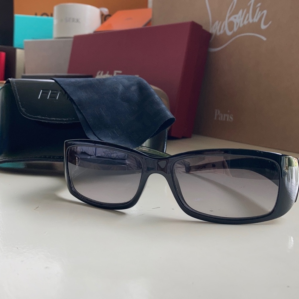 Fendi sunglasses and case - Picture 1 of 15